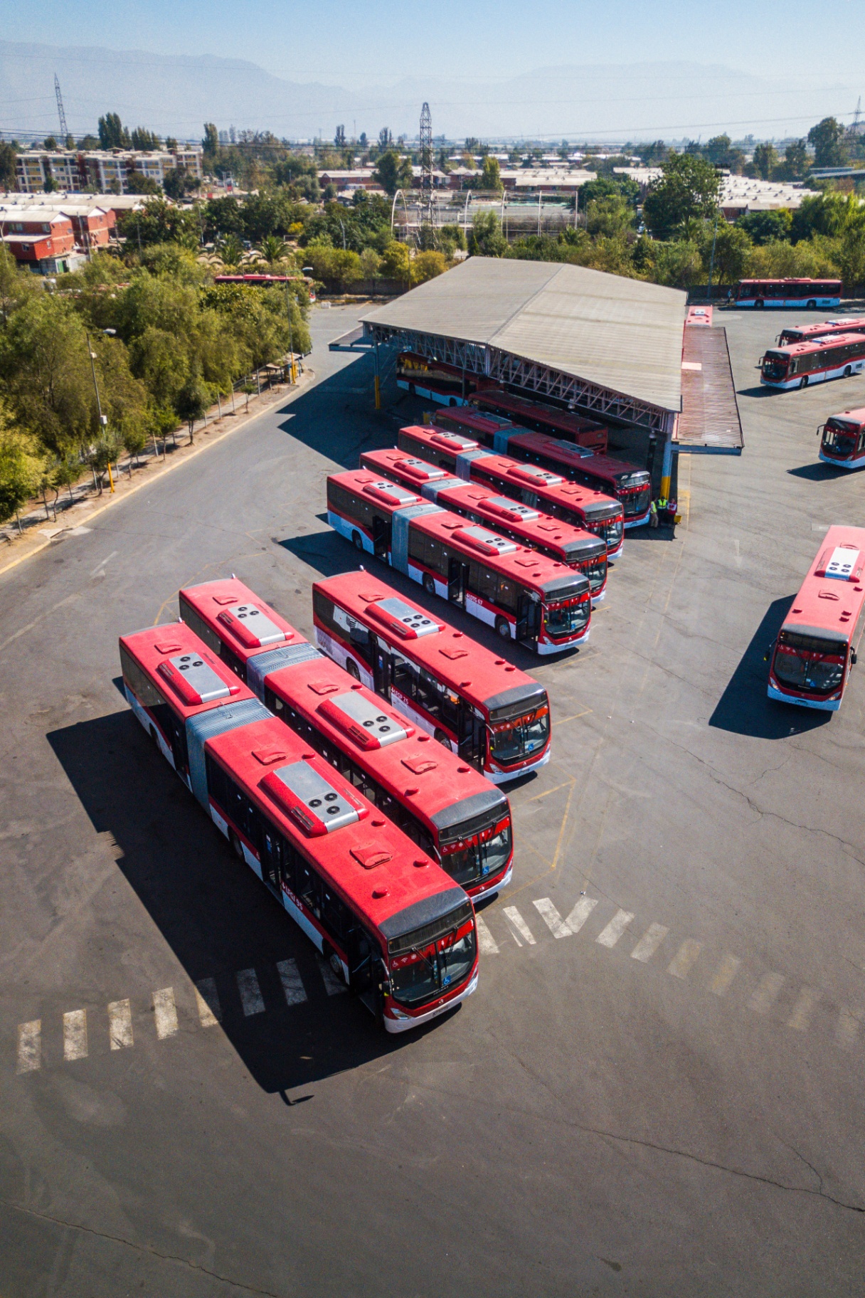 Flota de buses RBU en terminal de Santiago