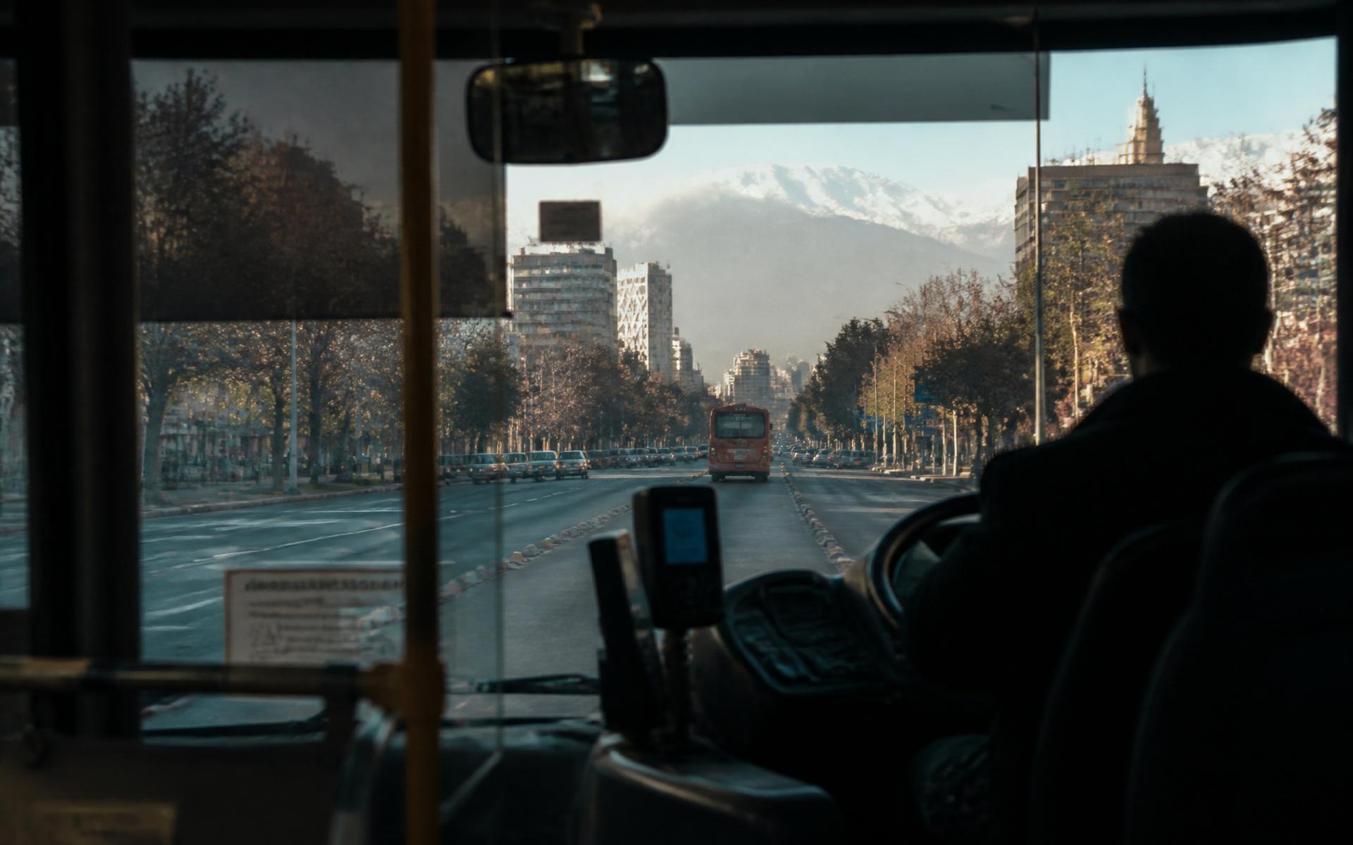 Vista desde el interior de un bus recorriendo Santiago